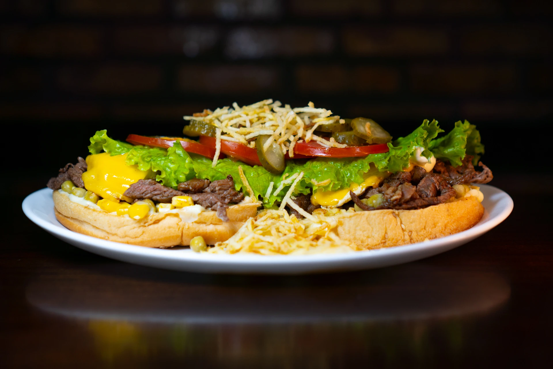 X - Bife com Ovo aberto no prato 